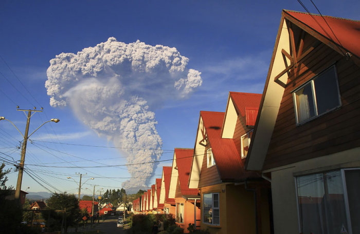 Stunning Photos Of Chile's Calbuco Volcano Erupting (16 pics)