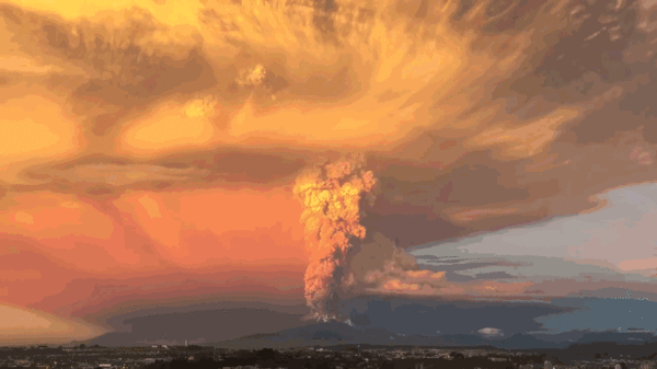 Stunning Photos Of Chile's Calbuco Volcano Erupting (16 pics)