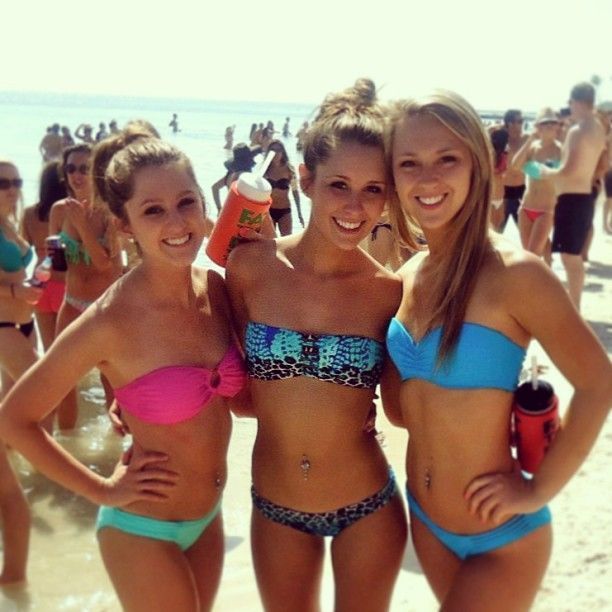 College Girls Know How To Look Hot And Have Fun (39 pics)