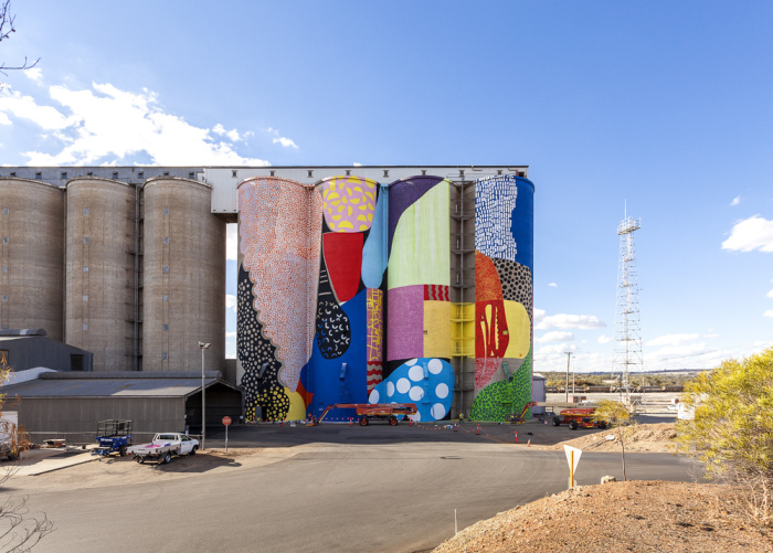 Grain Silos In Western Australia Get A New Paint Job (17 pics)