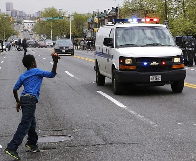 Baltimore Is Burning To The Ground As Rioters Takeover The City (30 pics)