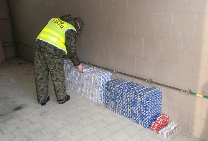 Cigarette Smugglers Get Busted In Poland (23 pics)