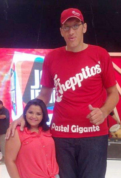 This Mismatched Couple Doesn't Let Size Get In The Way Of Love (10 pics)