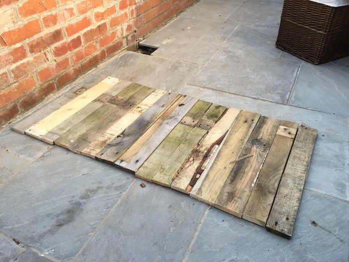 Man Turns Trash Into Treasure With This Pallet Desk (14 pics)