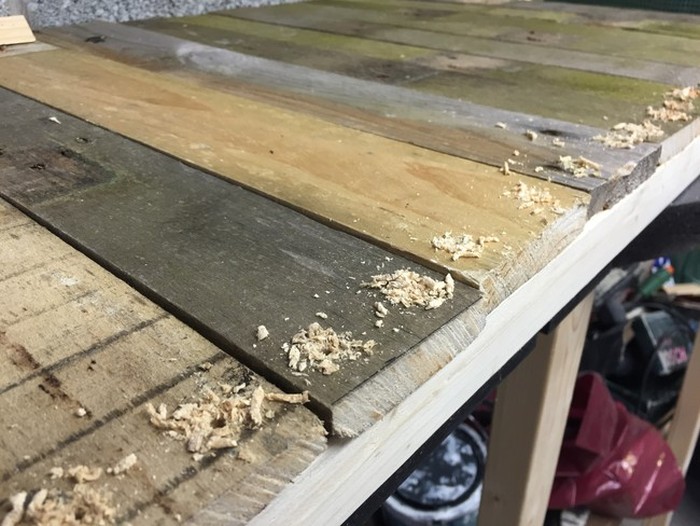 Man Turns Trash Into Treasure With This Pallet Desk (14 pics)