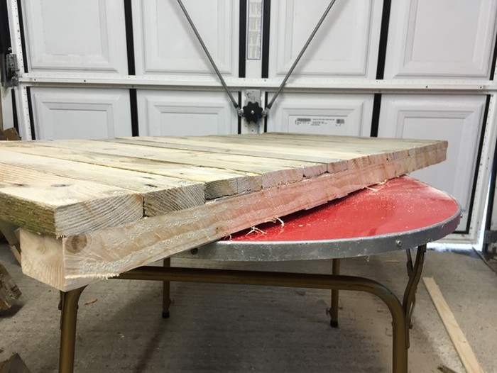Man Turns Trash Into Treasure With This Pallet Desk (14 pics)