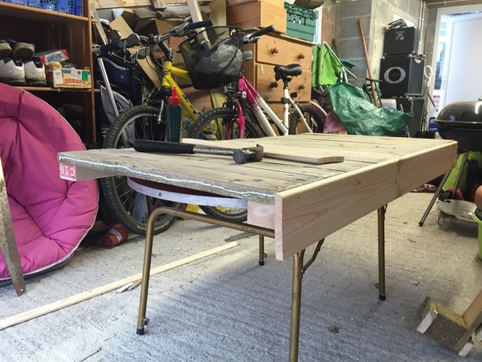 Man Turns Trash Into Treasure With This Pallet Desk (14 pics)
