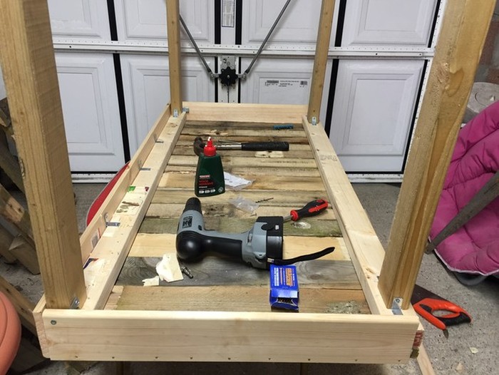 Man Turns Trash Into Treasure With This Pallet Desk (14 pics)