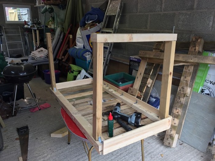 Man Turns Trash Into Treasure With This Pallet Desk (14 pics)