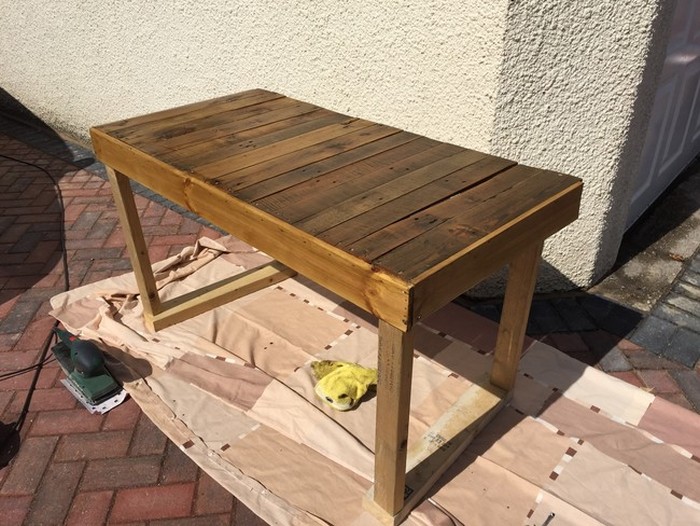 Man Turns Trash Into Treasure With This Pallet Desk (14 pics)
