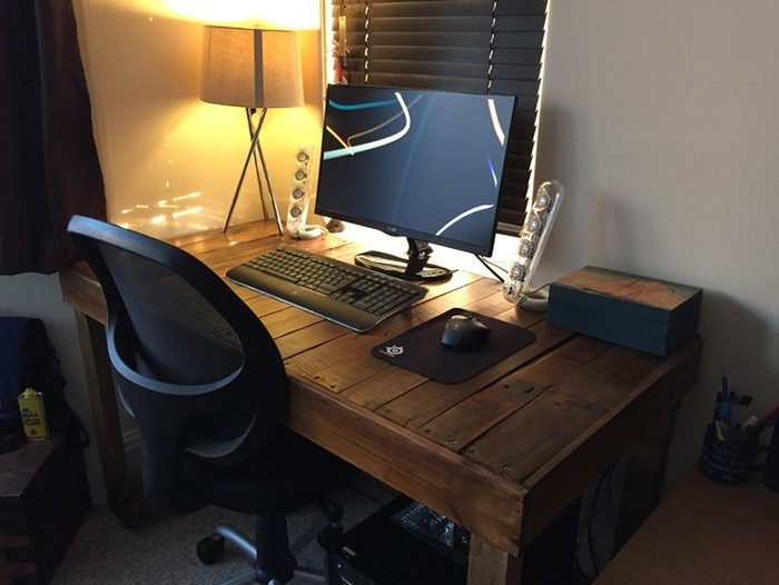Man Turns Trash Into Treasure With This Pallet Desk (14 pics)
