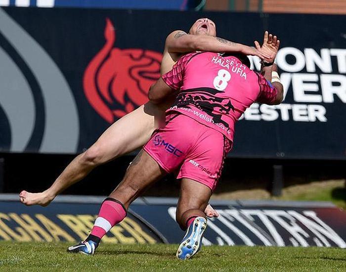 Why Streaking At A Rugby Match Is A Bad Idea (3 pics)
