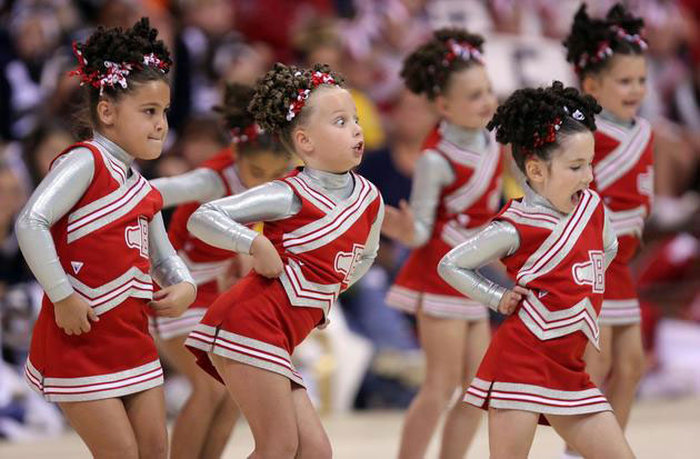 When Cheerleaders Make Awkward Faces (16 pics)