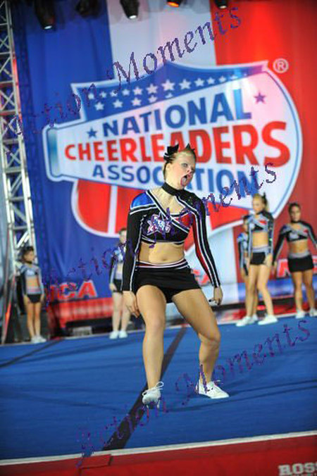 When Cheerleaders Make Awkward Faces (16 pics)