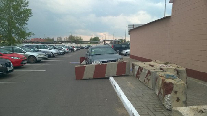 This Is What Happens When You Park In The Wrong Spot (2 pics)