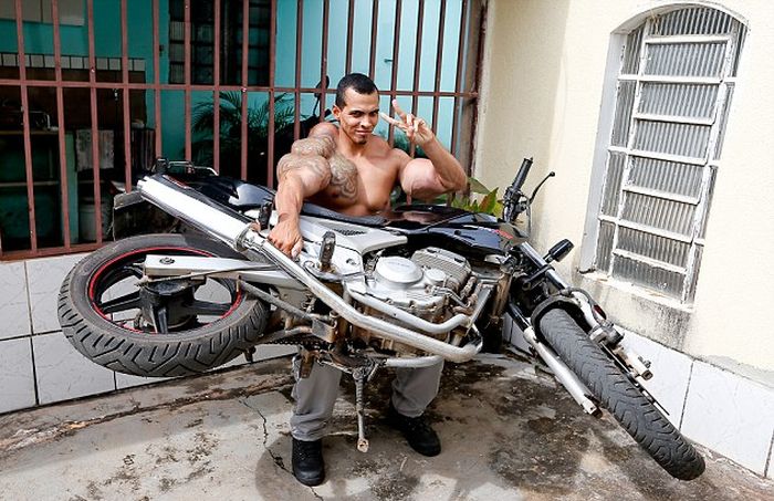 This Bodybuilder Has Turned Himself Into A Beast (9 pics)