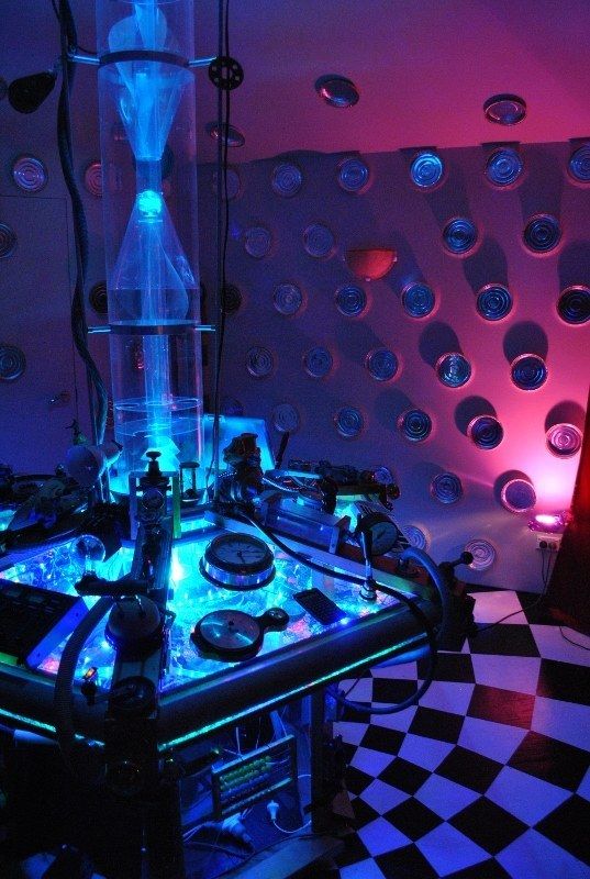 This Guy Built A TARDIS From Doctor Who And It's Impressive (8 pics)