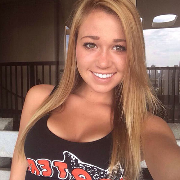 Hooters Girls Are The Hottest Servers On The Planet (44 pics)