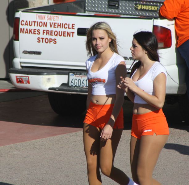 Hooters Girls Are The Hottest Servers On The Planet (44 pics)