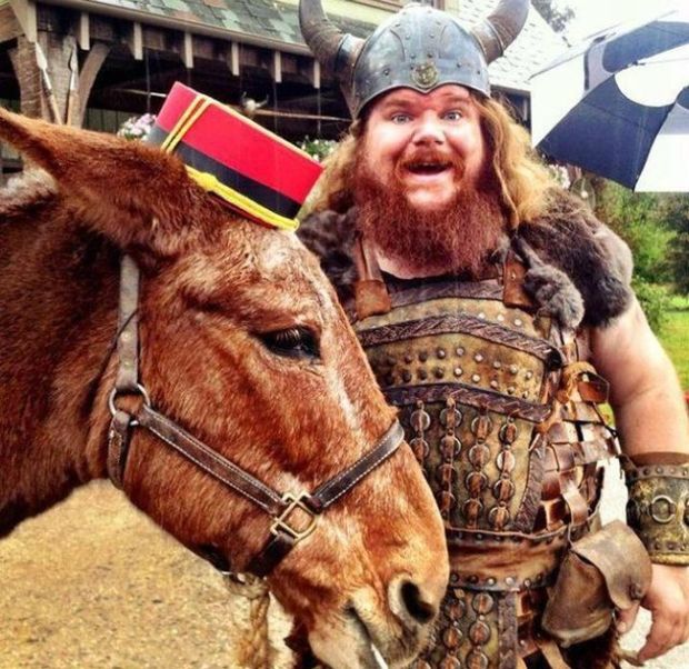 This Bearded Guy Might Have The Best Profile On Tinder (4 pics)