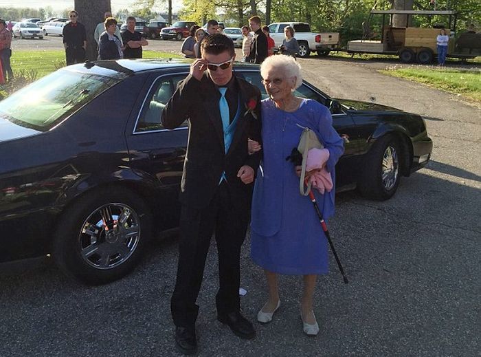 This Indiana Teen Took His 93 Year Old Grandmother To Prom (5 pics)