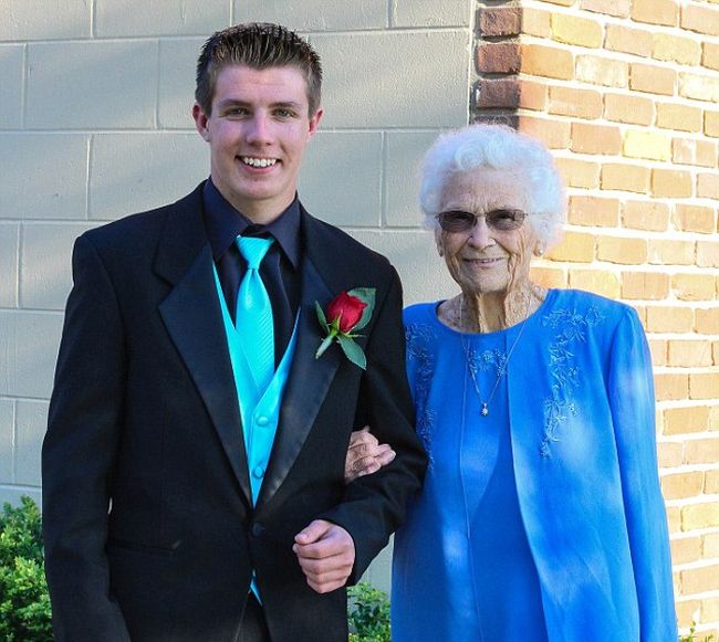 This Indiana Teen Took His 93 Year Old Grandmother To Prom (5 pics)