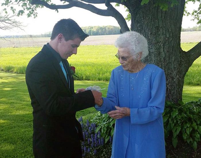 This Indiana Teen Took His 93 Year Old Grandmother To Prom (5 pics)