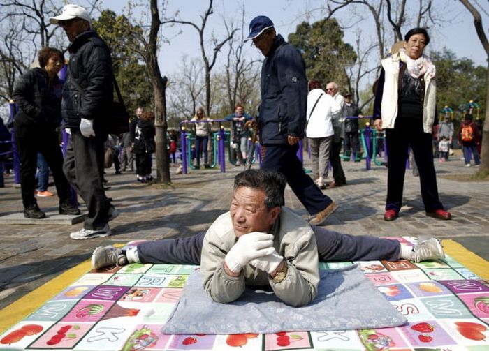 Candid Photos Show A Different Side Of Life In China (59 pics)
