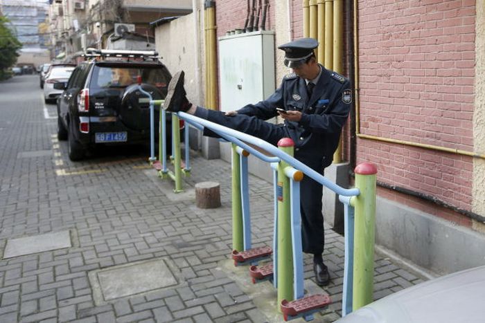 Candid Photos Show A Different Side Of Life In China (59 pics)