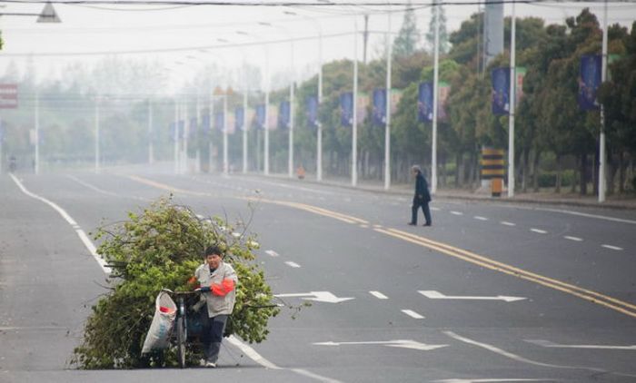 Candid Photos Show A Different Side Of Life In China (59 pics)