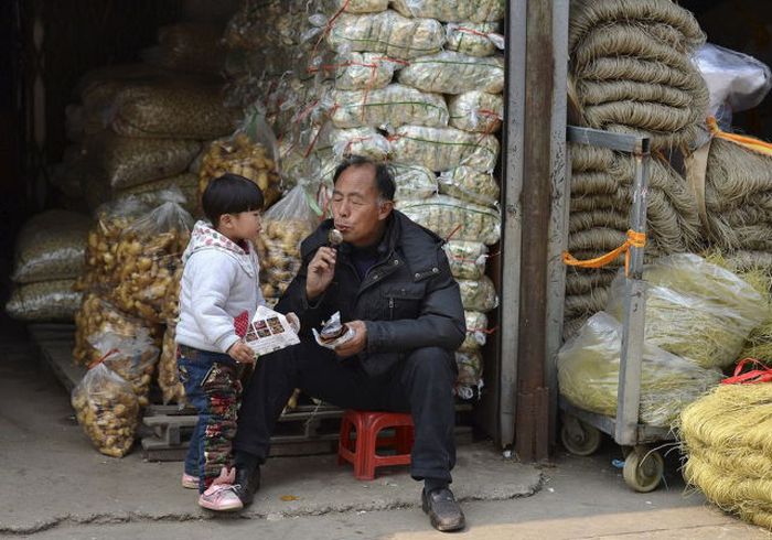 Candid Photos Show A Different Side Of Life In China (59 pics)