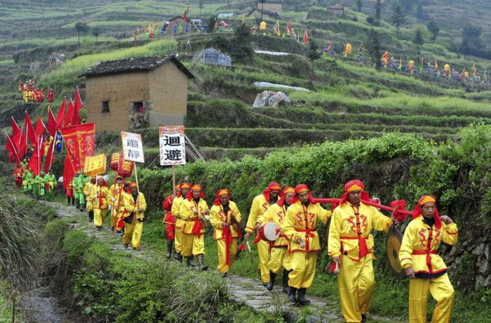 Candid Photos Show A Different Side Of Life In China (59 pics)