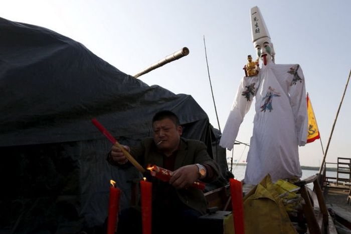 Candid Photos Show A Different Side Of Life In China (59 pics)
