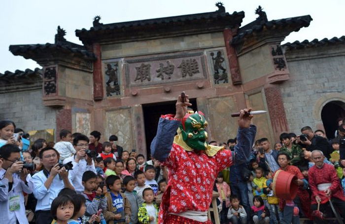 Candid Photos Show A Different Side Of Life In China (59 pics)
