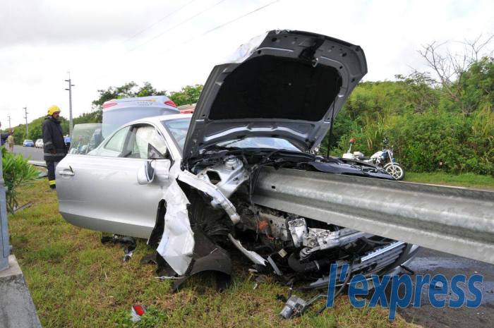 It's Amazing That No One Was Killed In This Brutal Car Crash (4 pics)
