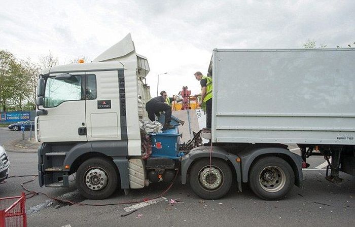 Millions Of Coins Spill On To The Streets Of England (16 pics)