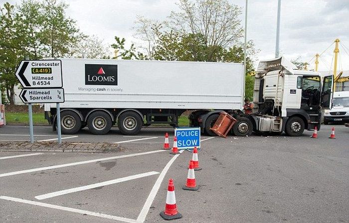Millions Of Coins Spill On To The Streets Of England (16 pics)