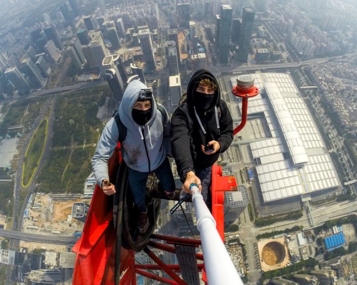 Two Daredevils Climbed The Second Highest Skyscraper To Take Selfies (7 pics + video)