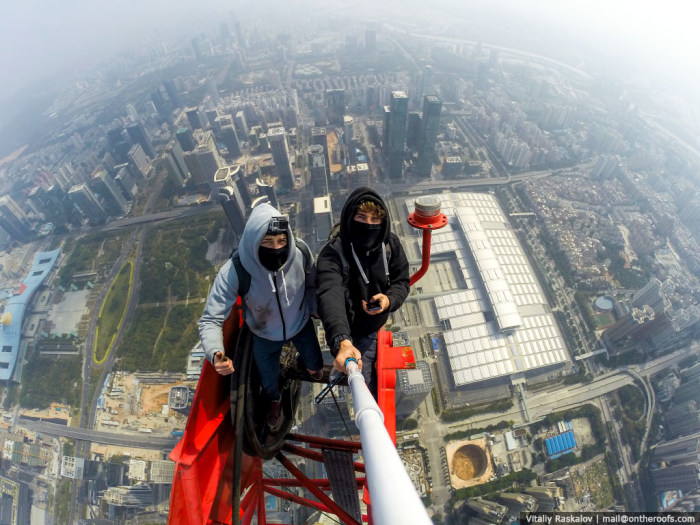 Two Daredevils Climbed The Second Highest Skyscraper To Take Selfies (7 pics + video)