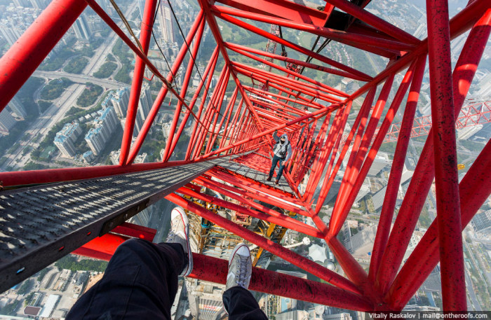 Two Daredevils Climbed The Second Highest Skyscraper To Take Selfies (7 pics + video)