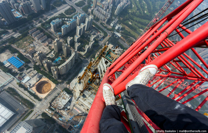 Two Daredevils Climbed The Second Highest Skyscraper To Take Selfies (7 pics + video)