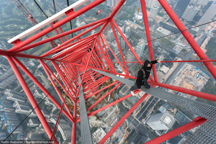 Two Daredevils Climbed The Second Highest Skyscraper To Take Selfies (7 pics + video)