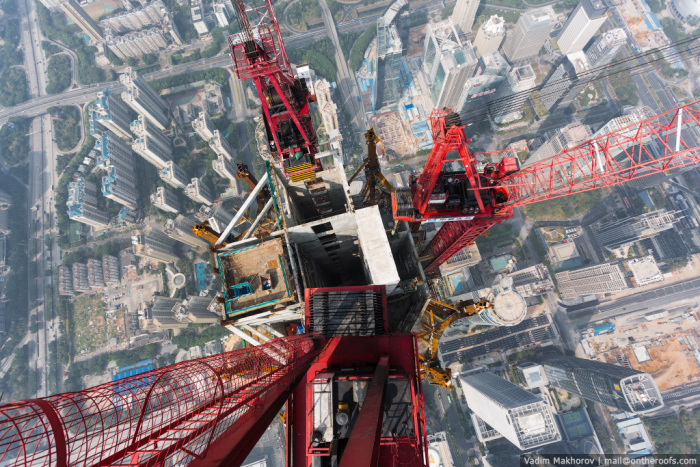 Two Daredevils Climbed The Second Highest Skyscraper To Take Selfies (7 pics + video)