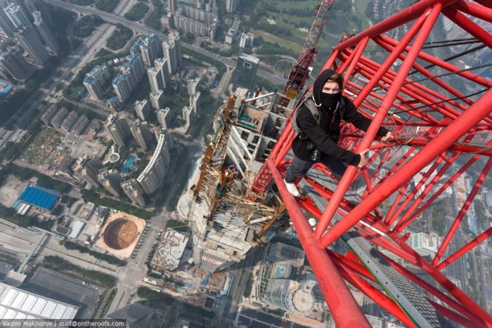 Two Daredevils Climbed The Second Highest Skyscraper To Take Selfies (7 pics + video)
