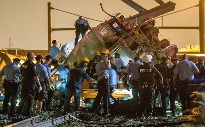 Shocking Photos From The Recent Amtrak Crash In Philadelphia (10 pics)