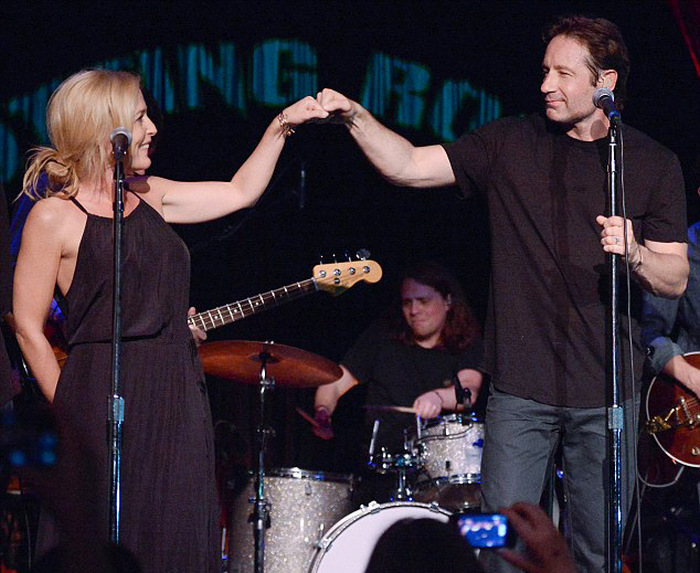 David Duchovny And Gillian Anderson Lock Lips At A Concert In New York (7 pics)