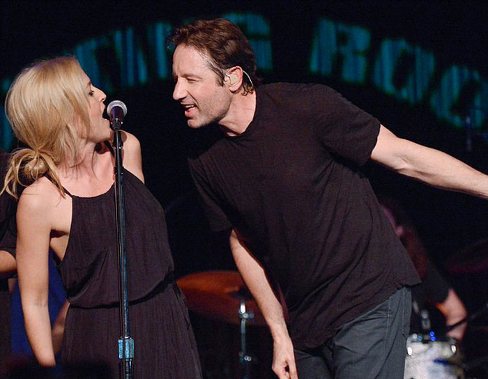 David Duchovny And Gillian Anderson Lock Lips At A Concert In New York (7 pics)