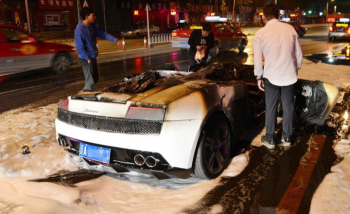 Lamborghini Catches Fire And Burns To The Ground (4 pics)
