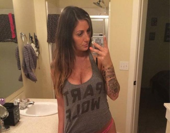 These Sexy Girls Just Don't Want To Keep Their Clothes On (40 pics)