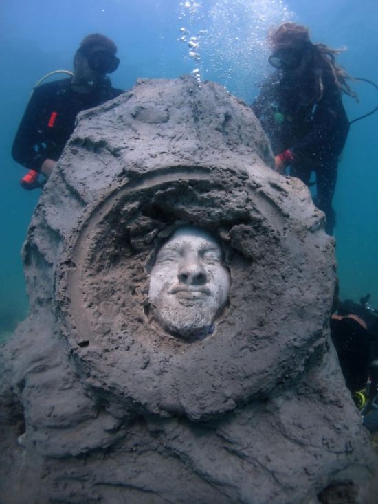 Man Builds A Sculpture And Leaves It In The Ocean To Get Covered By Corals (5 pics)